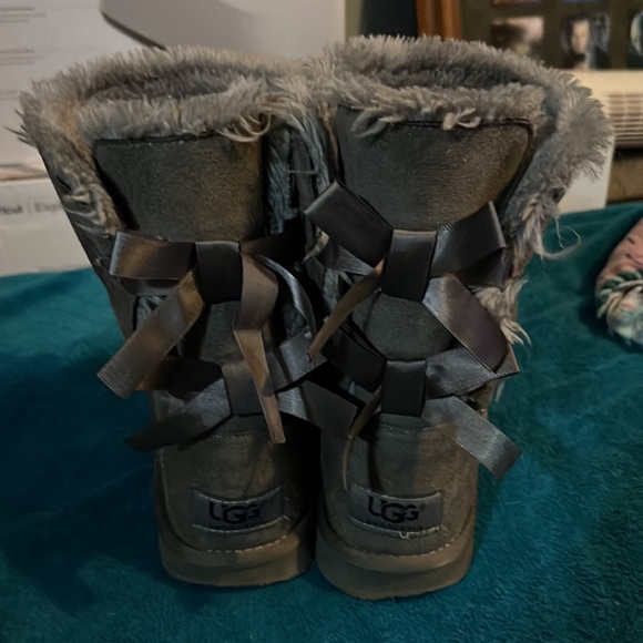 Greys uggs - Picture 2 of 2
